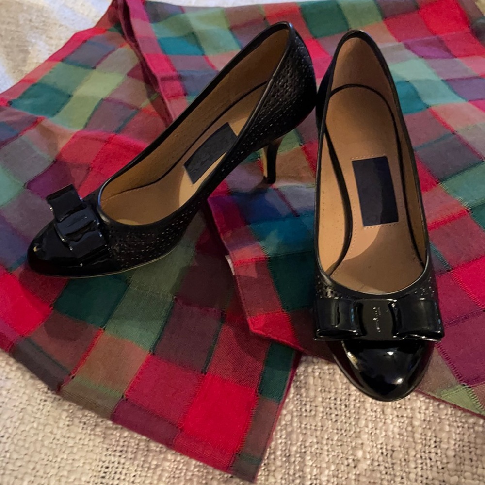 Salvatore Ferragamo bow heels black patent & leather pumps 7.5B